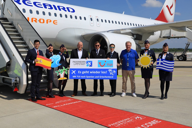 Crew von Freebird Europe mit Flughafen Mitarbeiter