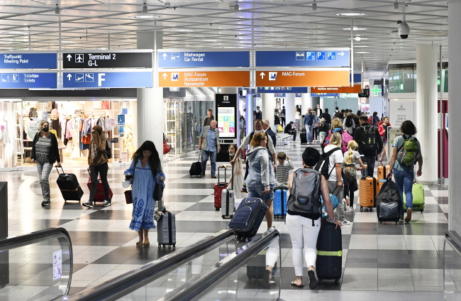 Passagiere im Terminal 1 - Quelle: Flughafen München