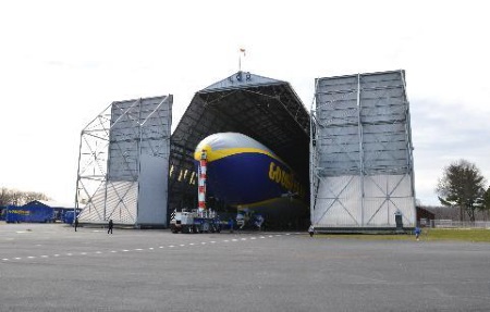 © GOODYEAR - Der zweite Goodyear Zeppelin NT verlässt den Hangar zu seinem Erstflug