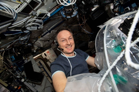 Mat­thi­as Mau­rer tes­tet Be­ton auf der ISS - Credit: ESA/NASA