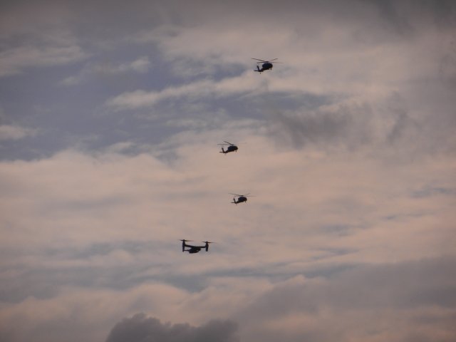 V-22 Osprey und UH-60 Black Hawk in Formation