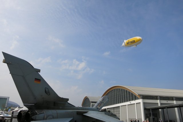 AERO 2014 - Zeppelin im Landeanflug