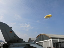 AERO 2014 - Zeppelin im Landeanflug