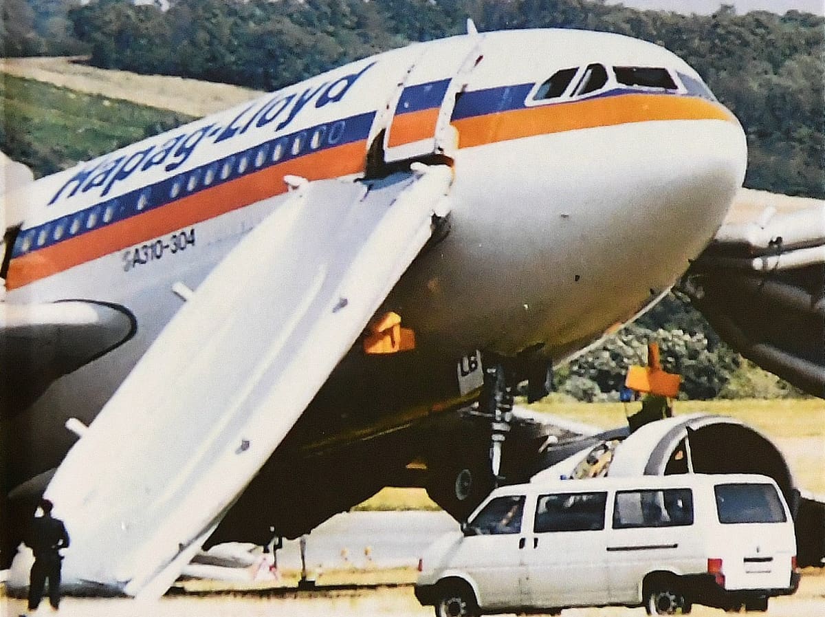 Hapag-Lloyd Flug 3378 mit ausgefahrener Notrutsche