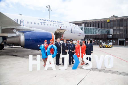 Bild mit Dr. Raoul Hille (4. v. li.), Herr Menshenin (Stationsleiter Aeroflot, 3. v. li.) und der Crew