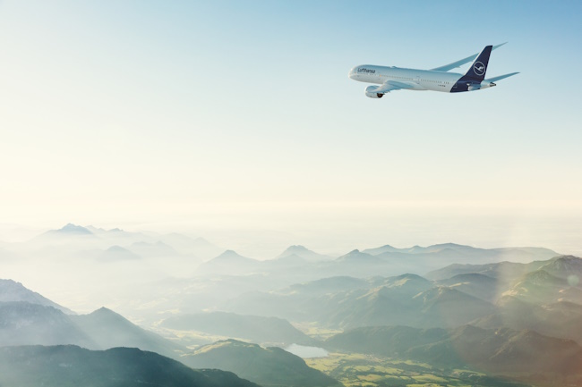 Lufthansa Flugzeug über den Alpen