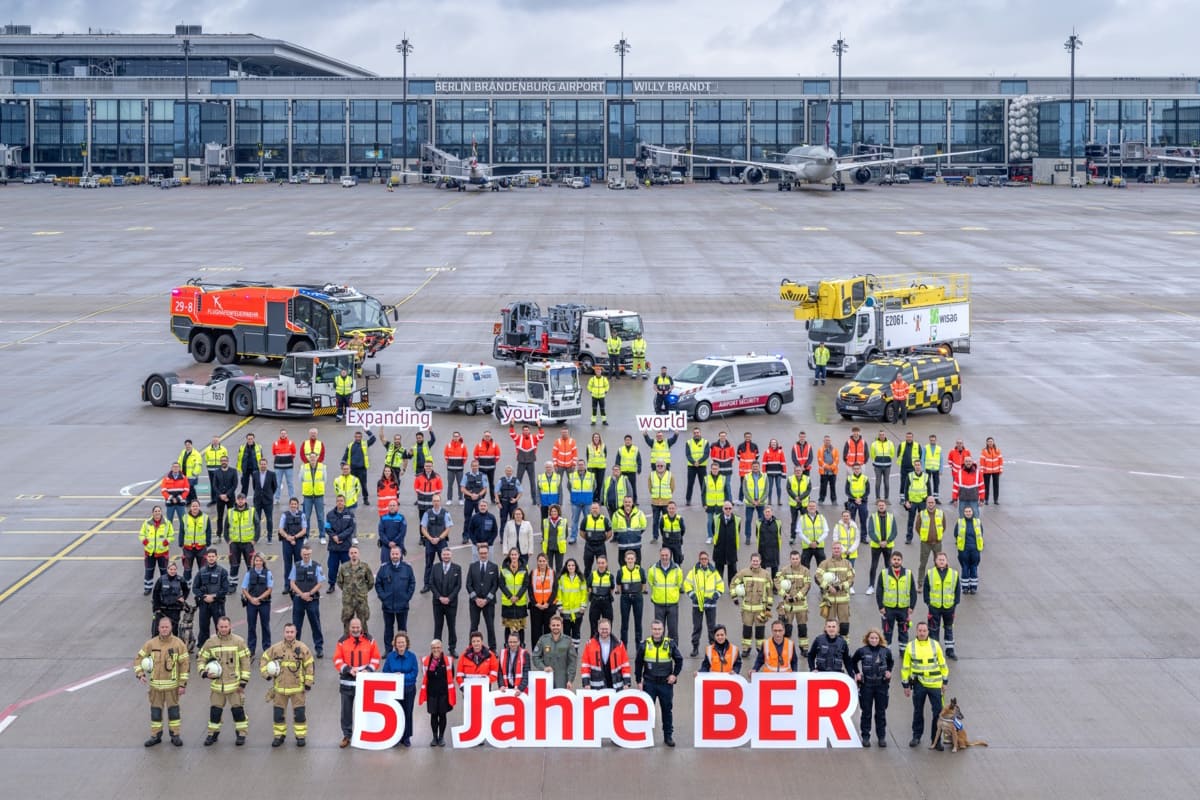 Mitarbeiter vom BER feiern 5 Jahre Flughafen BER