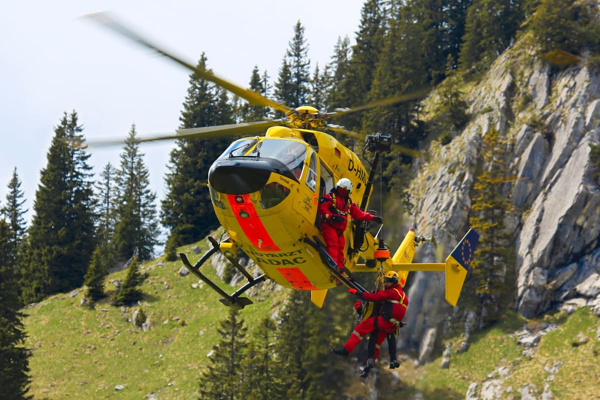 ADAC Hubschrauber fliegt am Berg