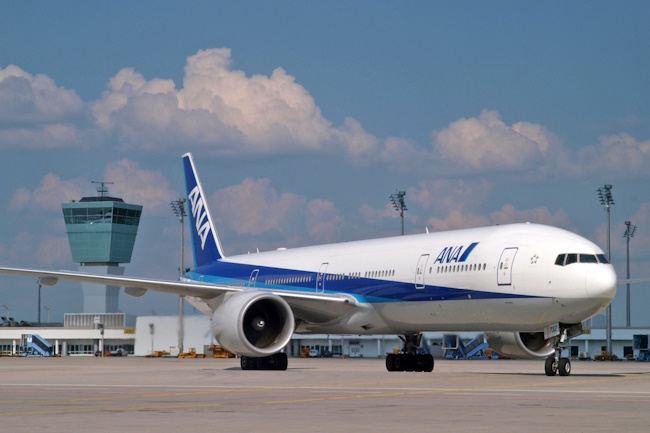 ANA auf dem Rollfeld des Flughafen München