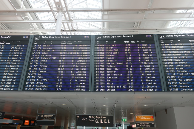 Abflugtafel am Flughafen München