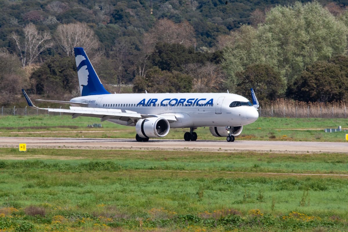 Airline Air Corsica auf der Landebahn