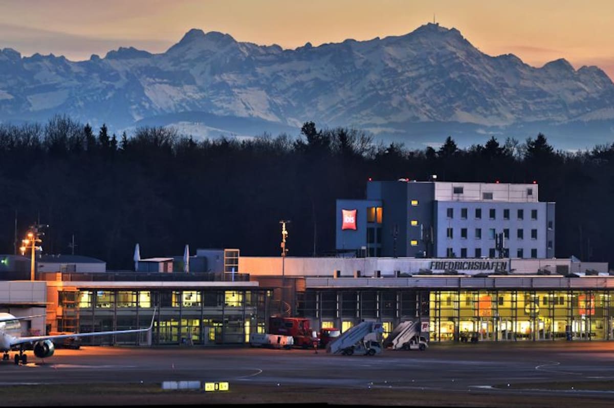 Flughafen Friedrichshafen mit Alpenpanorama