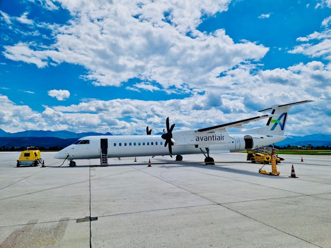 Dash 8-400 von Avantiair auf dem Rollfeld