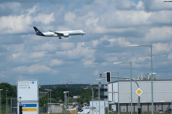 Lufthansa Flugzeug im Anflug auf MUC