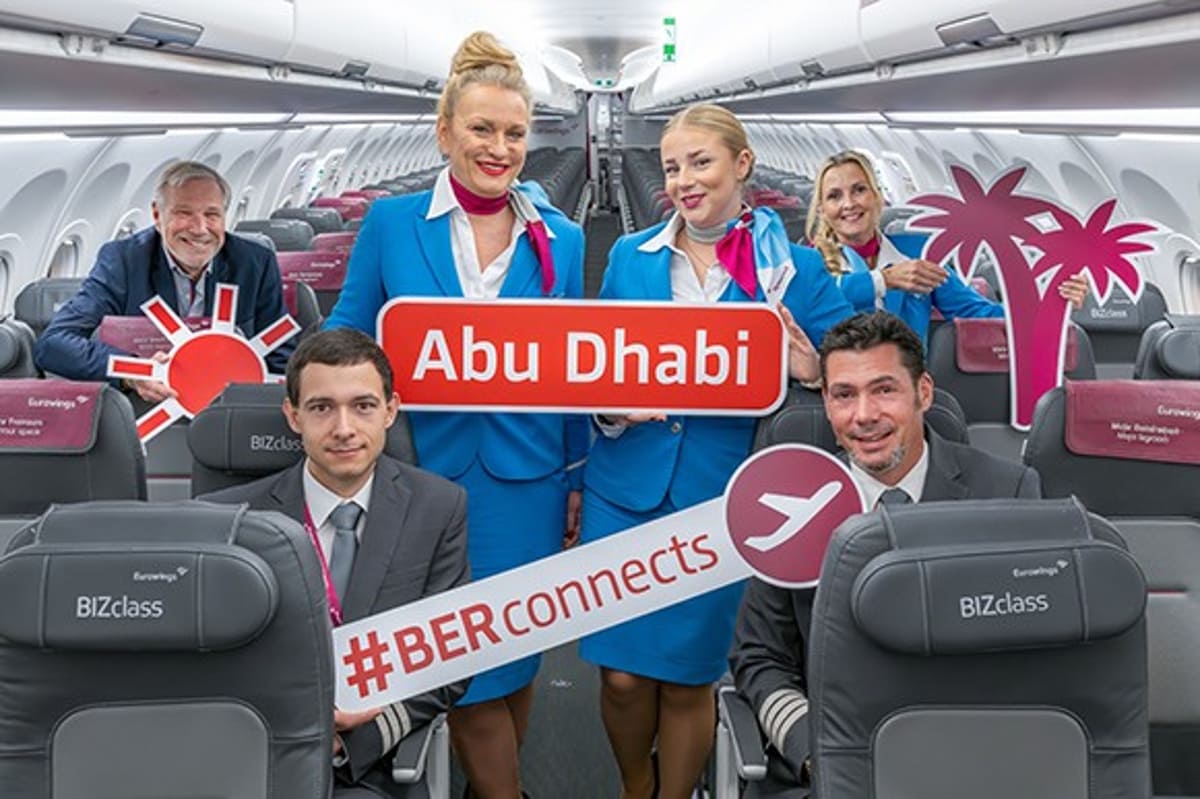 Eurowings Flugbegleiter mit Abu Dhabi Schild