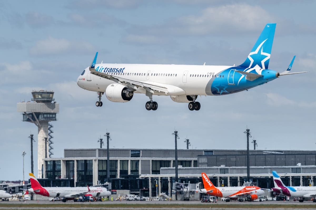 Air Transat Flugzeug startet vom BER