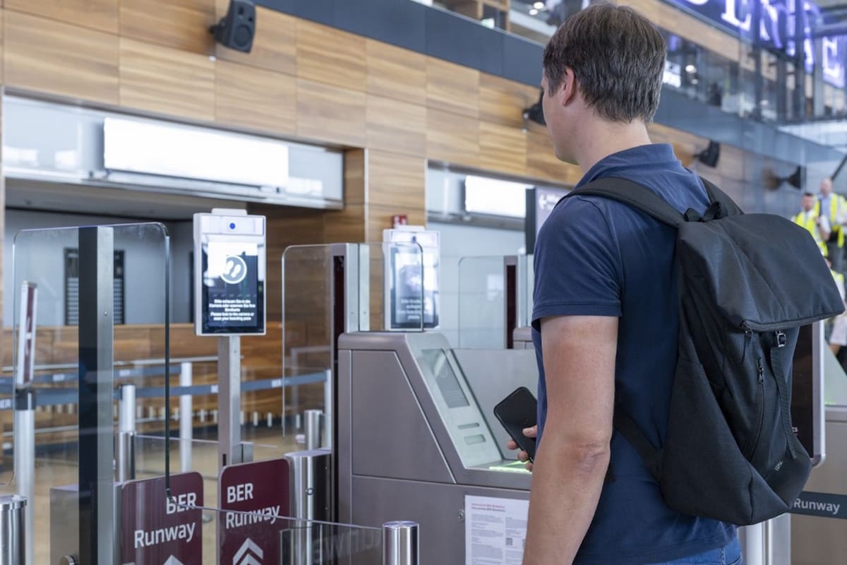Passagier beim Boarden am Flughafen BER