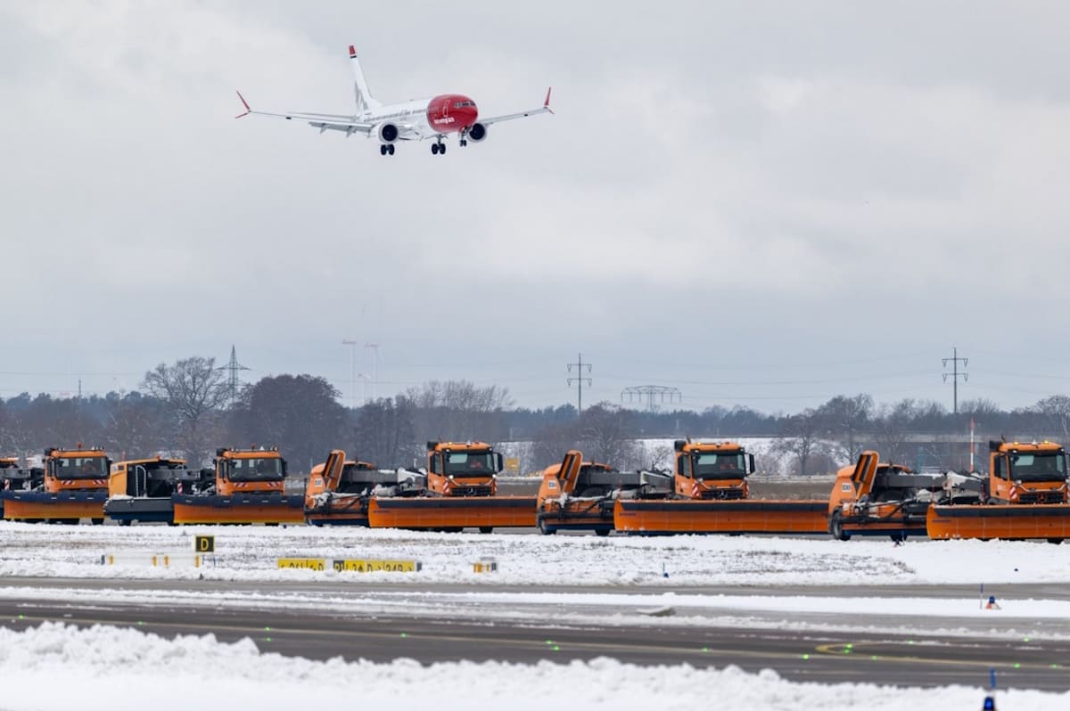Flugzeuglandung am BER mit Schnee