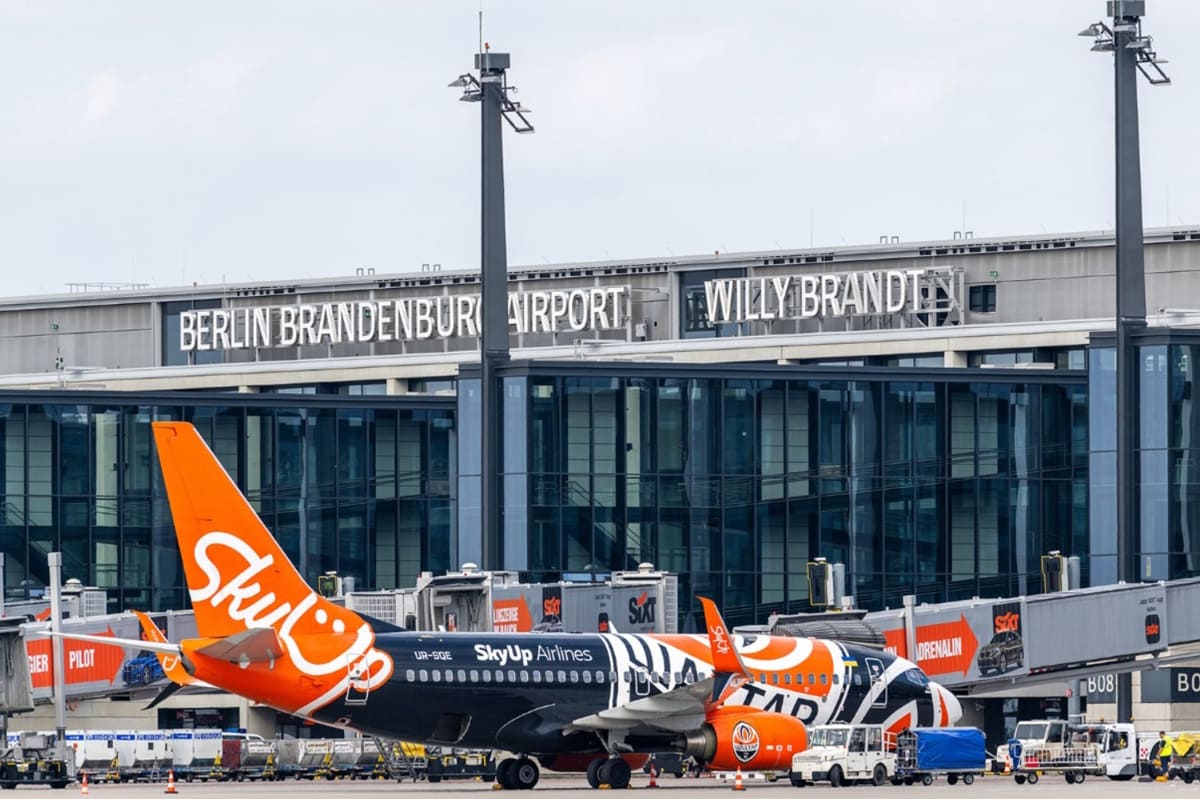 Skyup Flugzeug vor dem BER Terminal