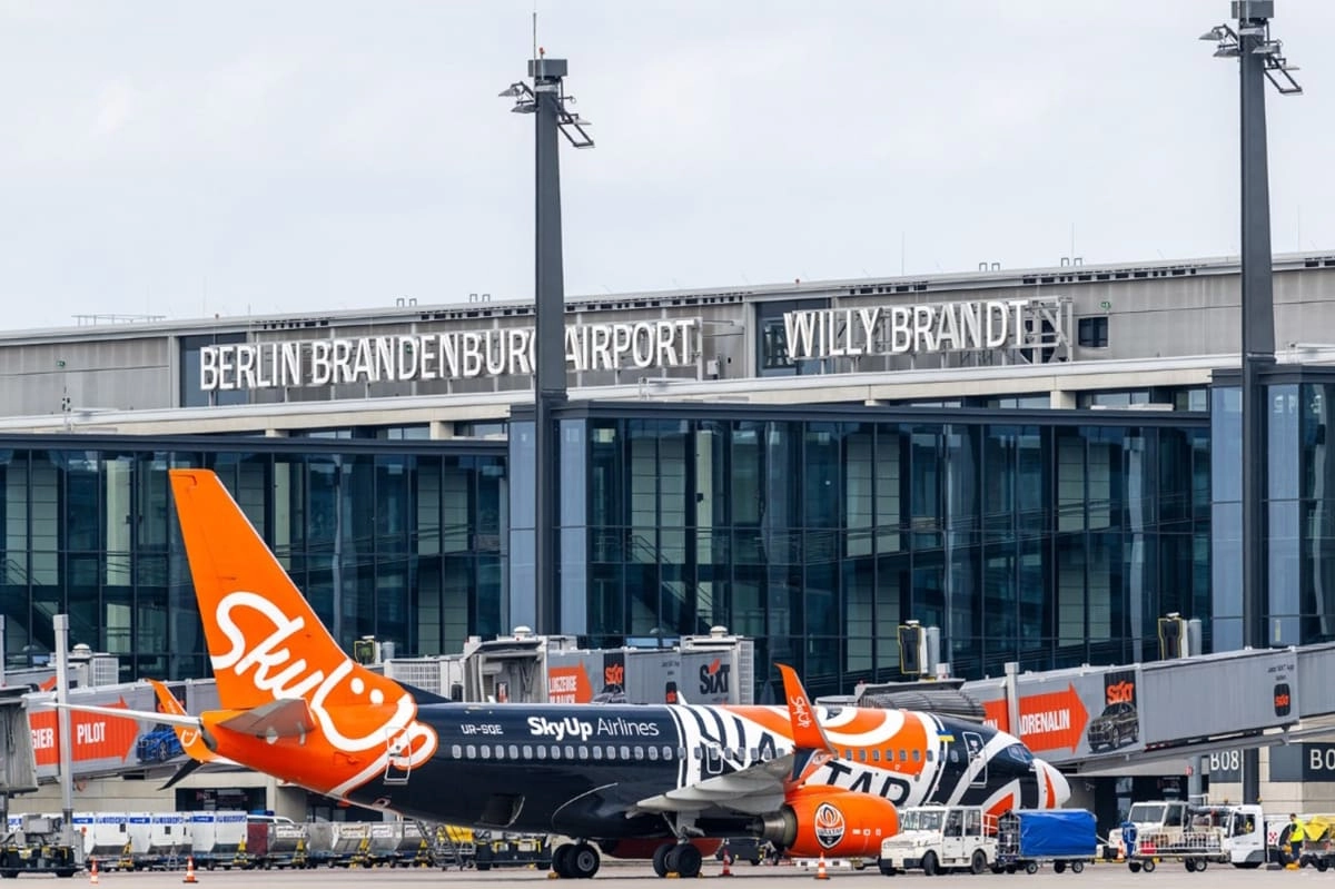 Skyup Flugzeug vor dem BER Terminal