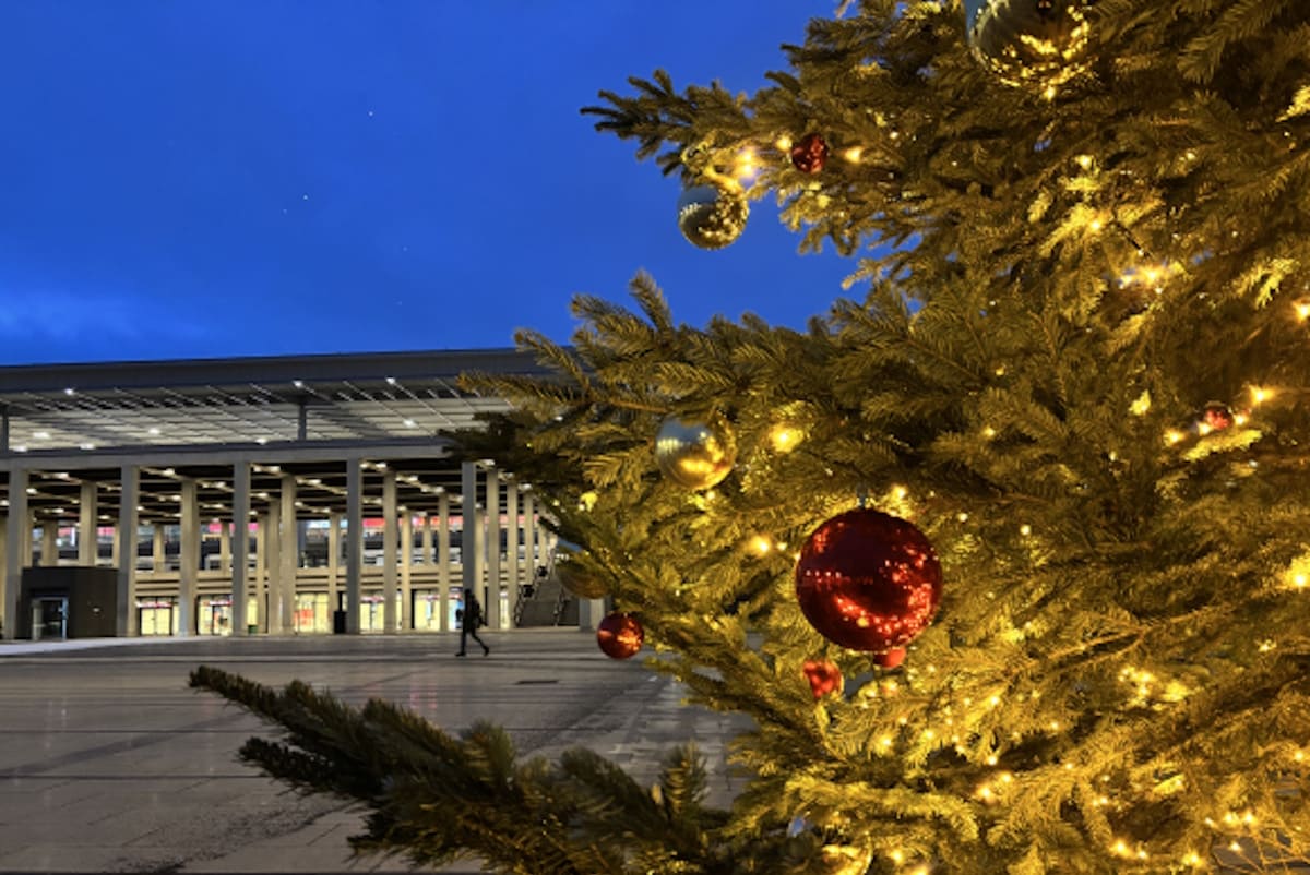 Weihnachtsbaum vor dem Flughafen BER