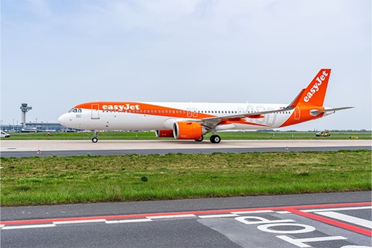 A321neo von easyJet auf der Runway vom Flughafen BER