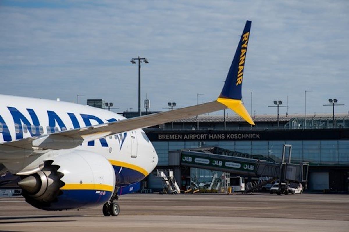Ryanair Flugzeug vor dem Terminal in Bremen