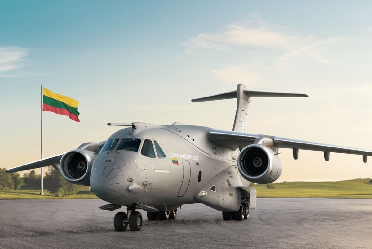 C-390 von Embraer vor Litauischer Flagge