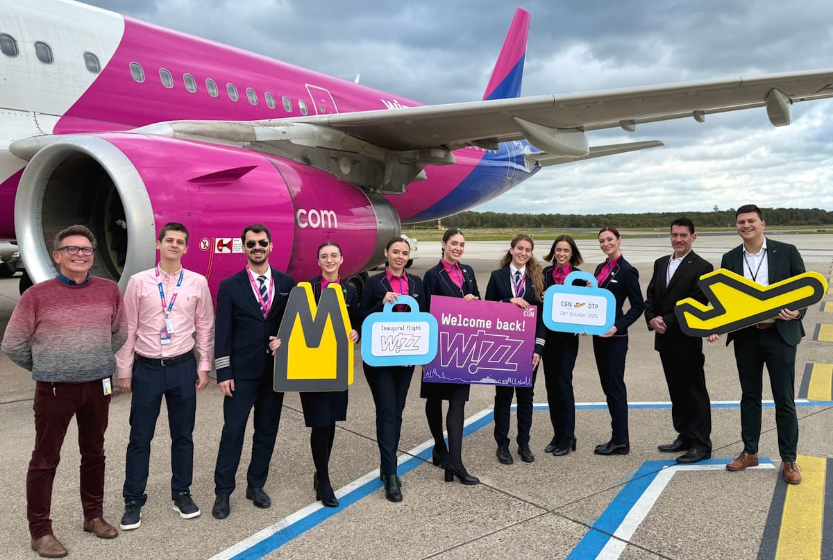 Leon Knipp und Mark Cali (v.r., beide Airline Marketing Köln Bonn Airport) freuen sich mit Vertretern der Wizz Air sowie der Crew über den Erstflug nach Bukarest