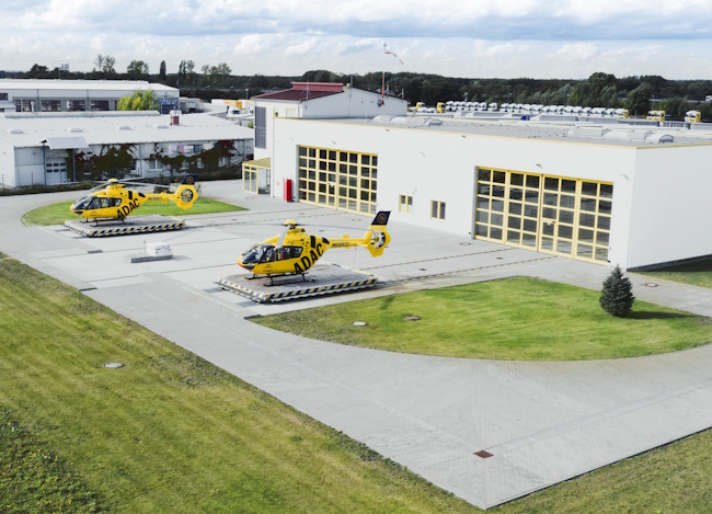 ADAC Rettungshubschrauber vor der Halle