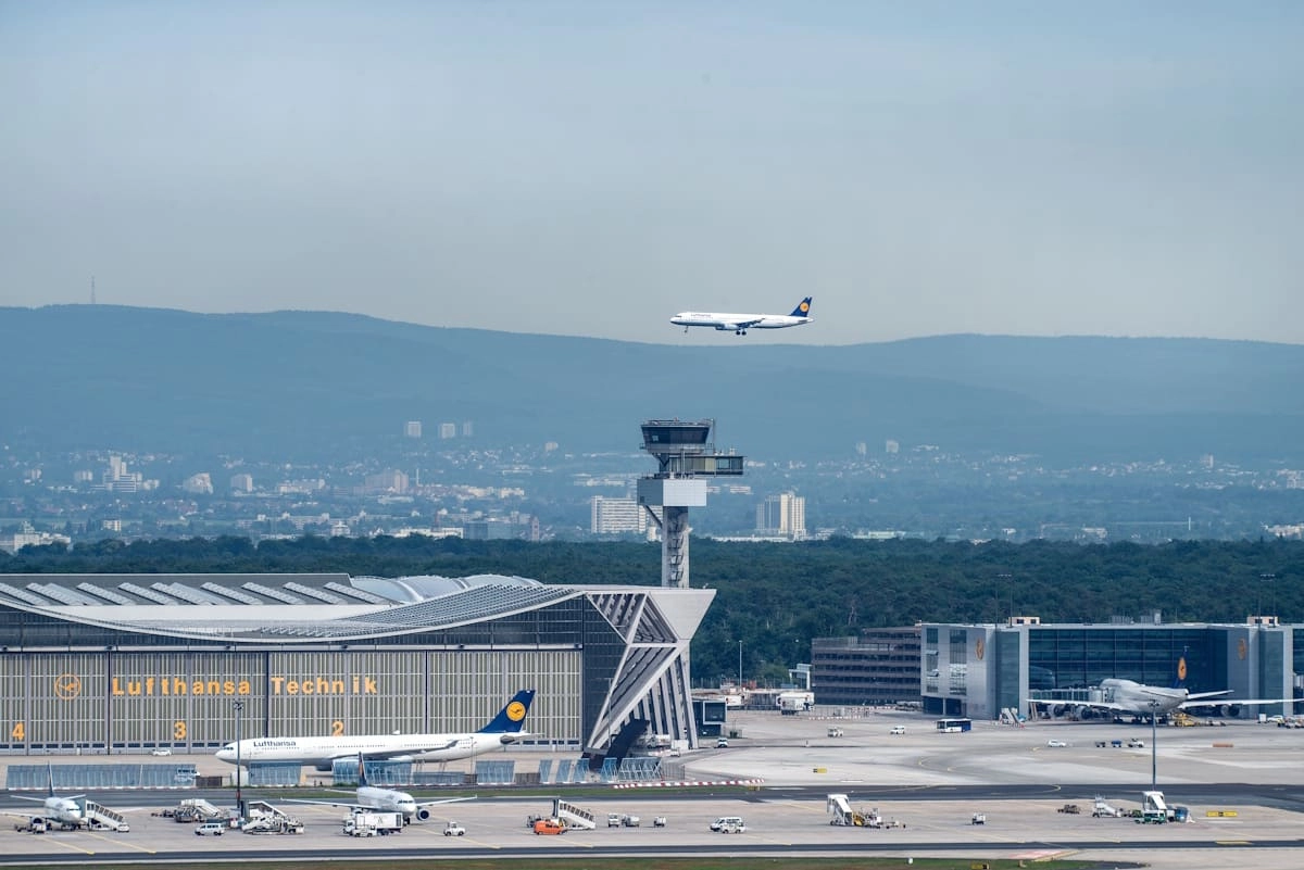 Blick auf den DFS Tower am Flughafen Frankfurt