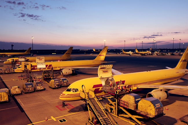 Frachflugzeug am Flughafen Leipzig beim Beladen