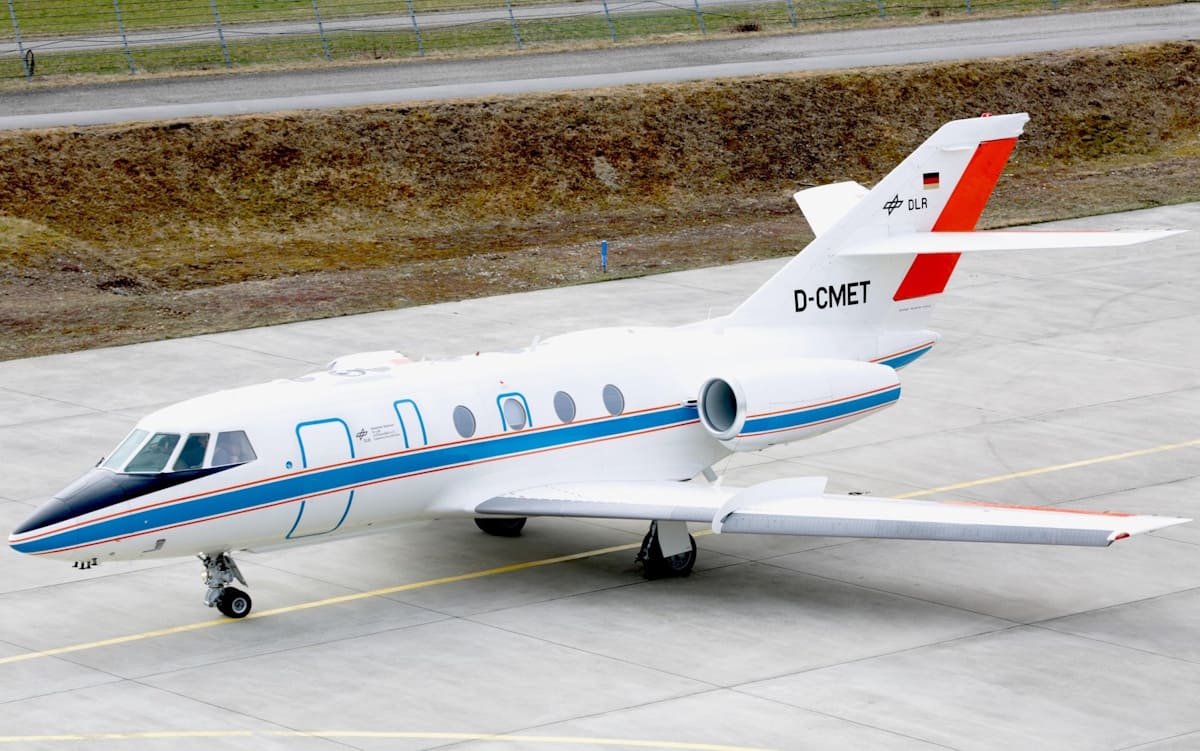 DLR Forschungsflugzeug Falcon 20E auf dem Rollfeld