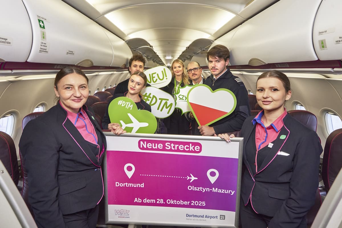 Crew des Erstfugs, Carolin Rathmann (Pressesprecherin des Dortmund Airport, Mitte hinten)