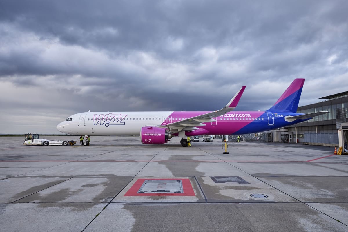 Wizz Air Flugzeug vor DTM Terminal