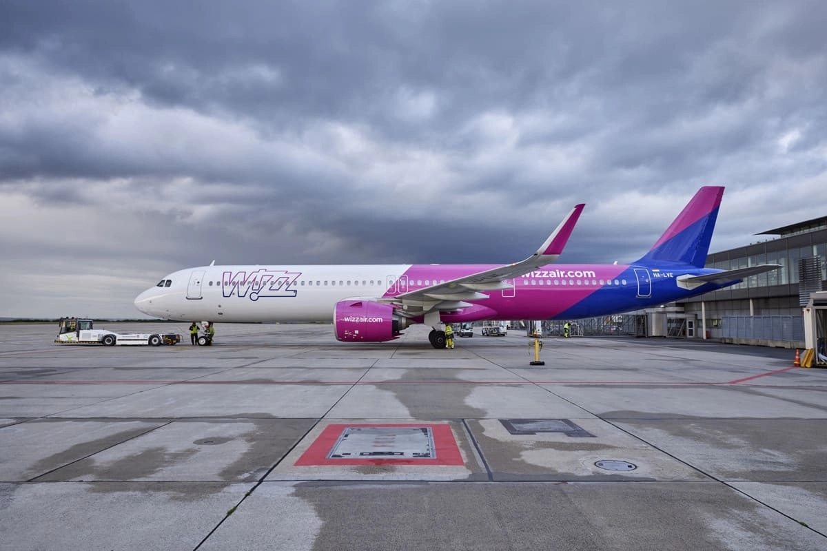 Wizz Air Flugzeug vor DTM Terminal