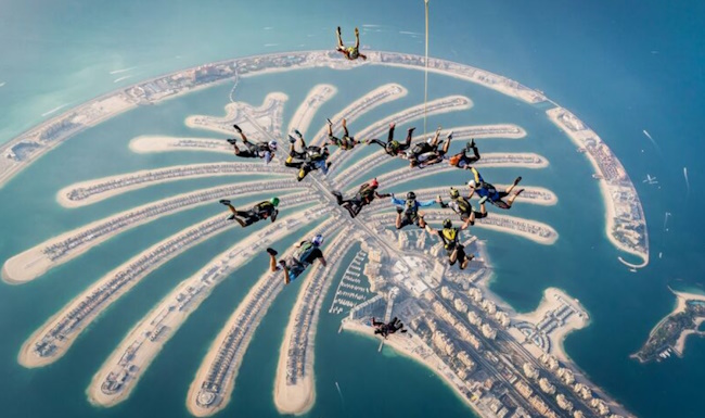 Fallschirmspringer über Dubai
