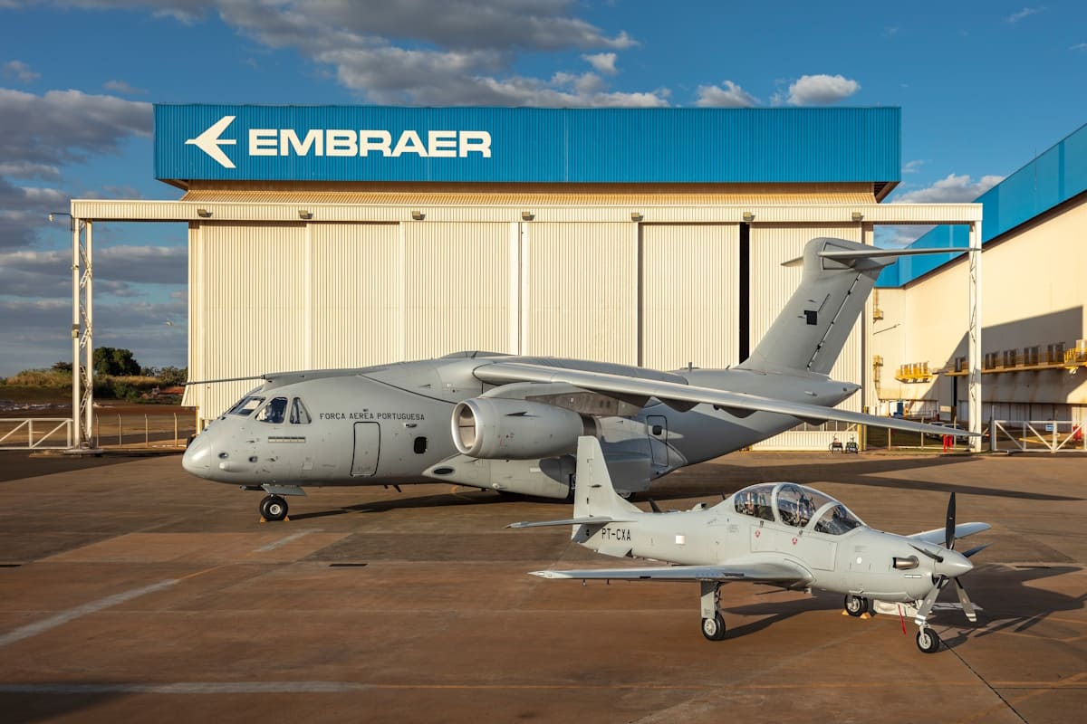 KC-390 Millennium und Super Tucano vor Embraer Hangar
