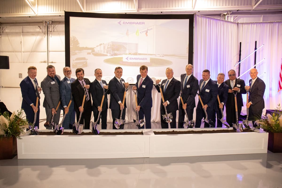 Teilnehmer an der Zeromonie zum Spatenstich der Embraer Halle in Fort Worth