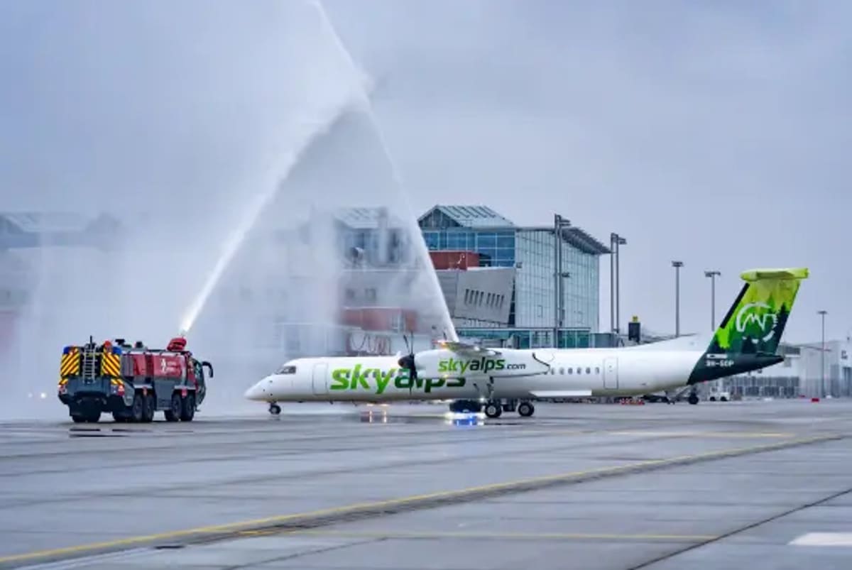 SkyAlps Flugzeug wird am Flughafen Dresden von der Feuerwehr begrüsst