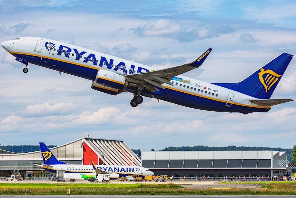 Ryanair Flugzeug startet am Flughafen Memmingen