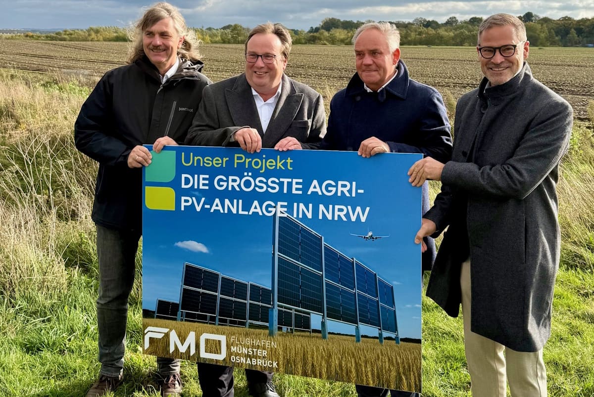 Foto mit Oliver Krischer (Minister für Umwelt, Naturschutz und Verkehr, 2.v.l.) FMO Geschäftsführer Prof. Dr. Rainer Schwarz (2.v.r.) den Aufhebungsbescheid übergeben hat, konnten sich die Beteiligten vor Ort über die vorgesehenen Flächen informieren. Ebenfalls vor Ort waren Andrés Heinemann, Leiter Marketing und Kommunikation, sowie Dr. Josef Tumbrink (Abteilungsleiter Naturschutz MUNV)