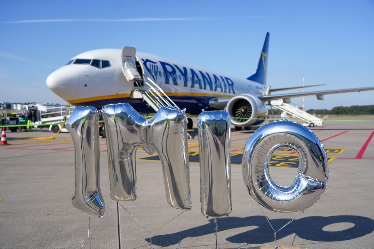 Ryanair Flugzeug mit 1 Mio. Luftballons