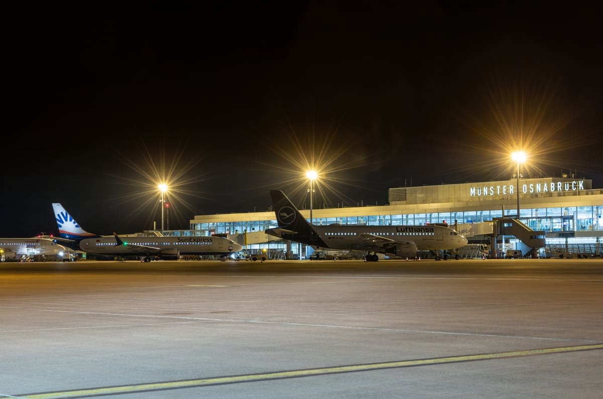 FMO Vorfeld mit Gebäude am Abend