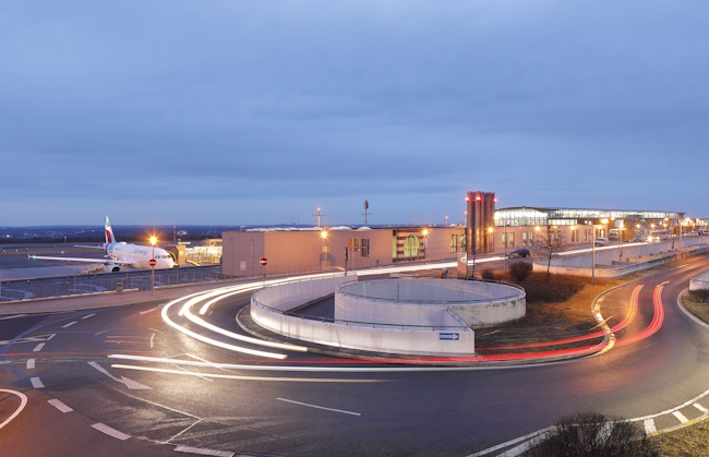 Flughafen DTM bei Abendlicht