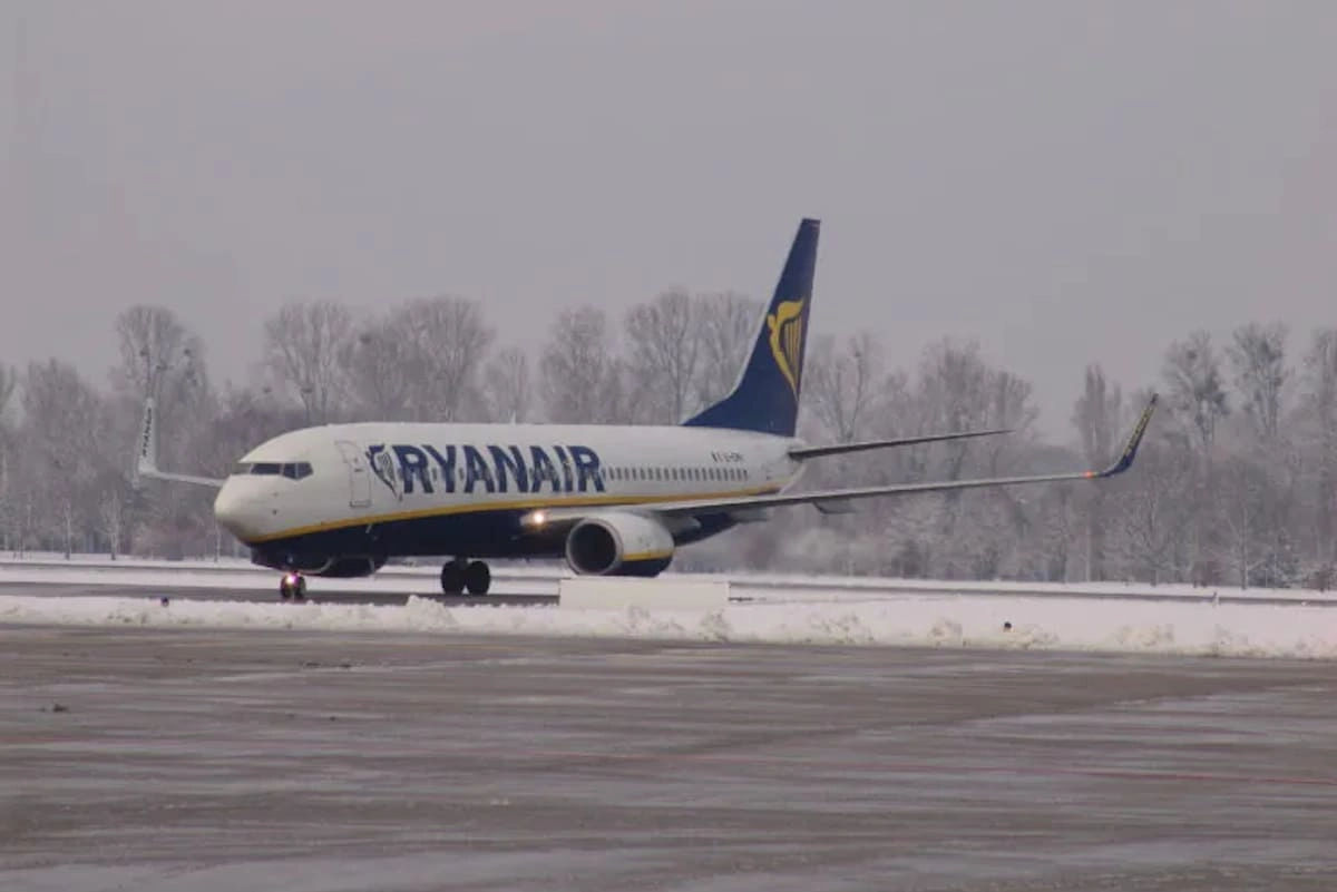 Ryanair Flugzeug im Winter