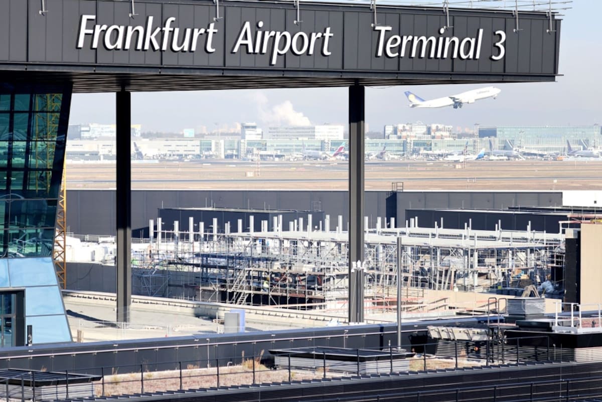 Sicht auf den Terminal 3 des Flughafen Frankfurt