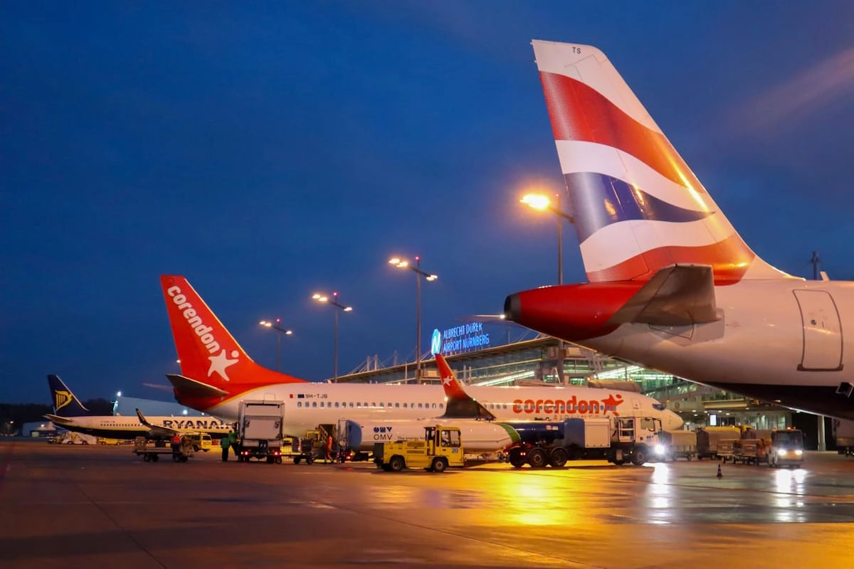 Sicht auf Flugzeughecks am Flughafen Nürnberg