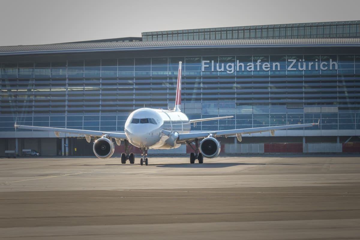 SWISS Maschine vor dem Zürich Flughafen Terminal