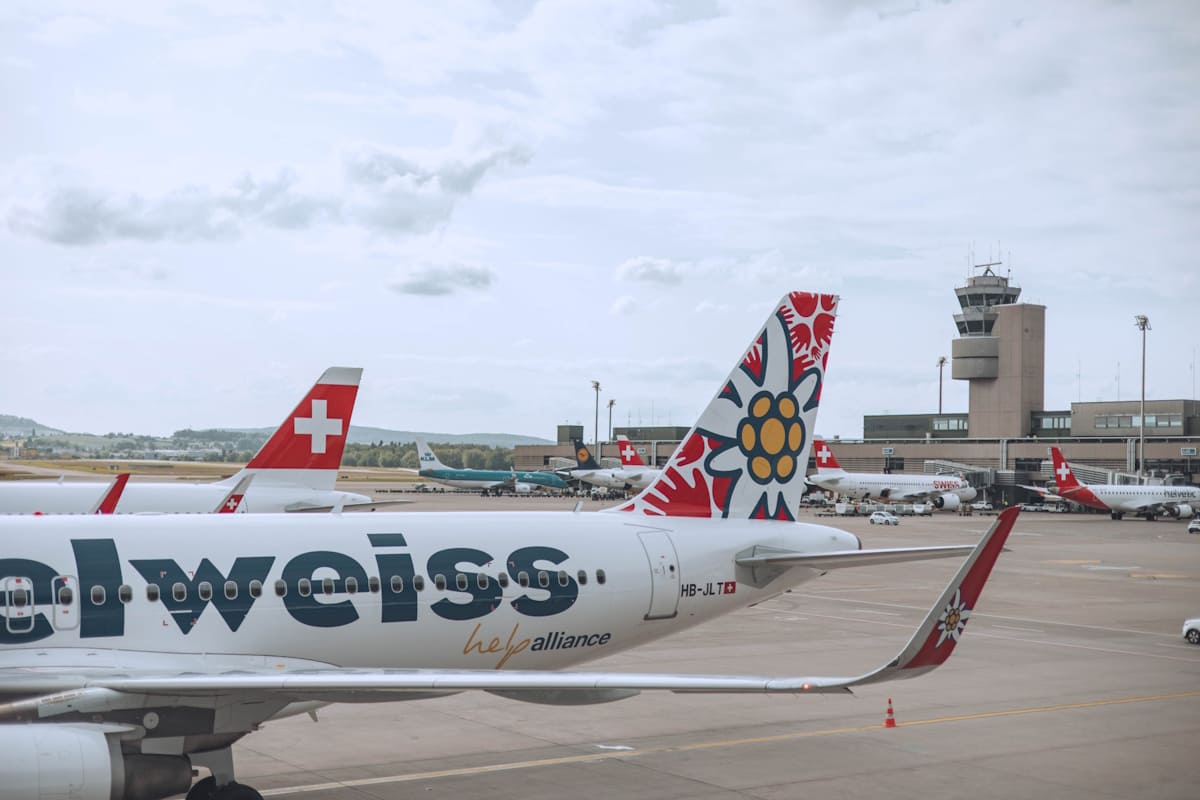 Flugzeuge vor dem Terminal am Flughafen Zürich